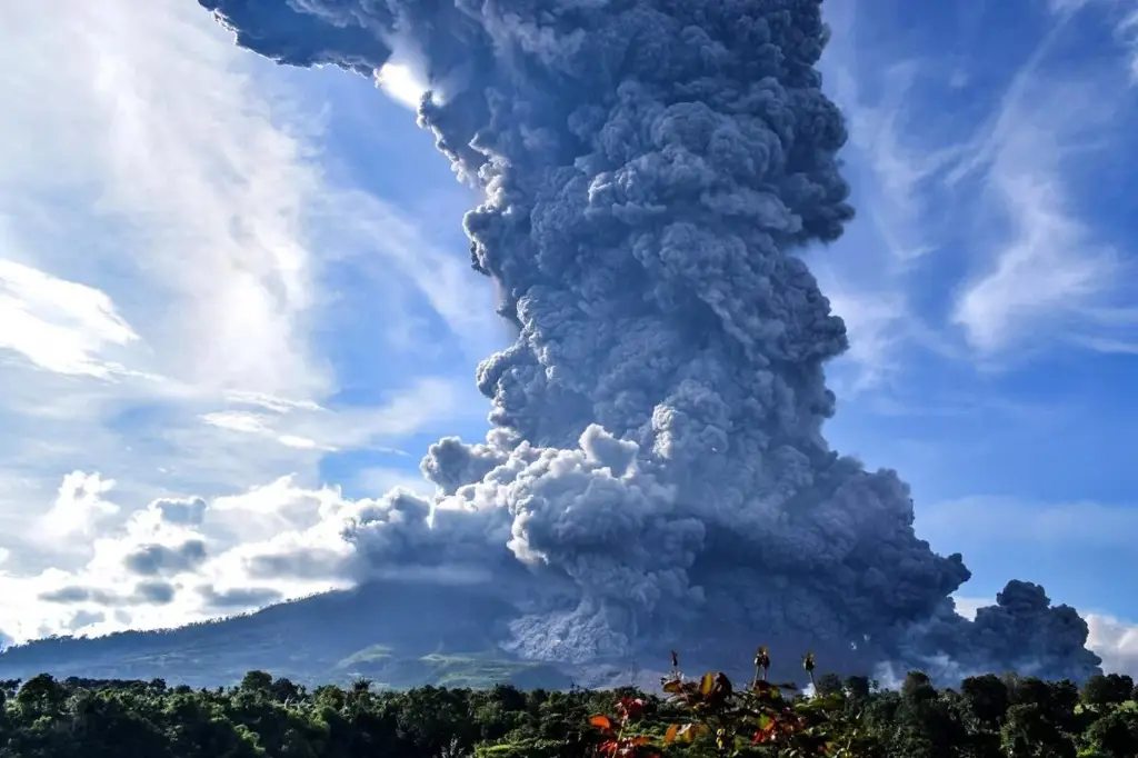 Gambar letusan gunung berapi di Indonesia