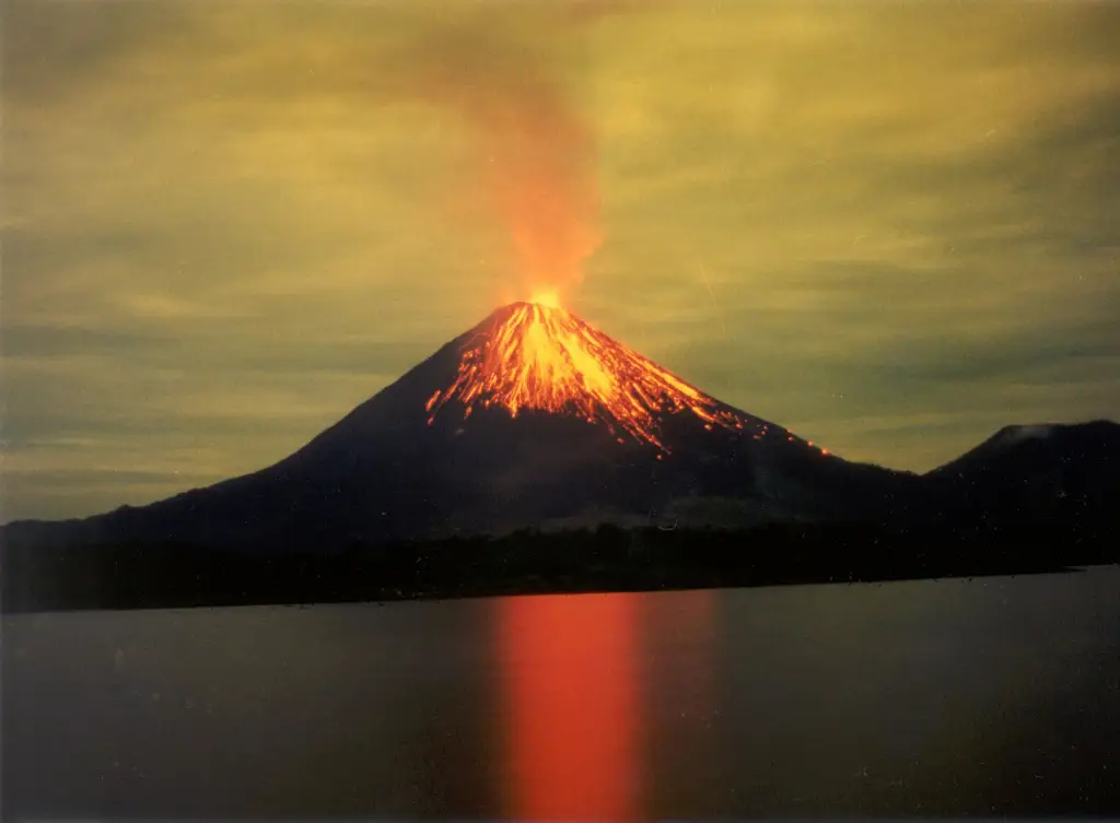 Gambar letusan gunung berapi yang dahsyat