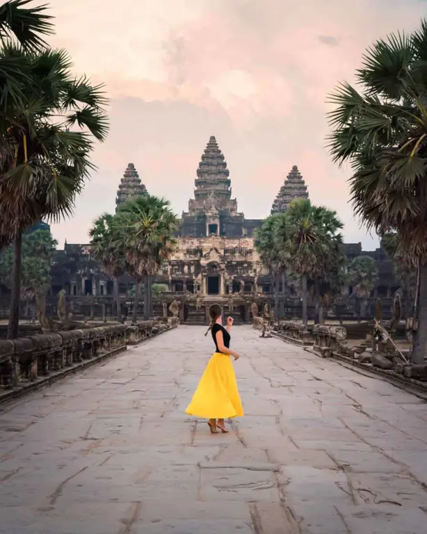 Gambar matahari terbenam di Angkor Wat