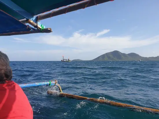 Keluarga menikmati waktu di pantai Bandar Lampung