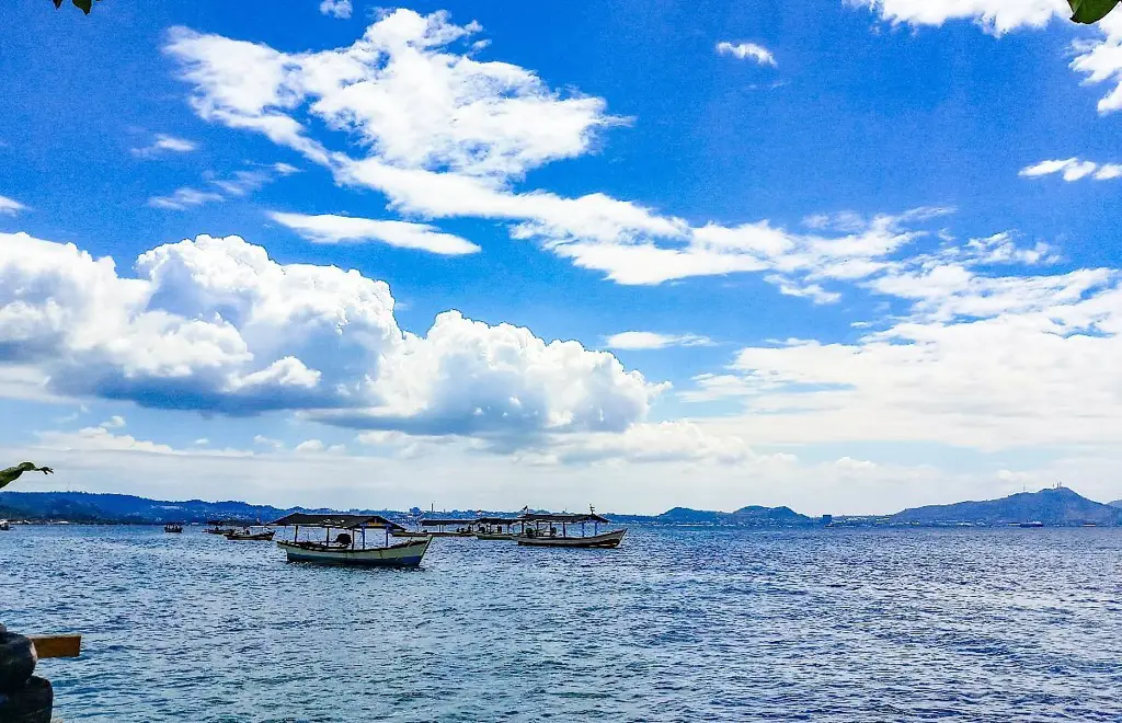 Keluarga menikmati waktu di pantai Lampung