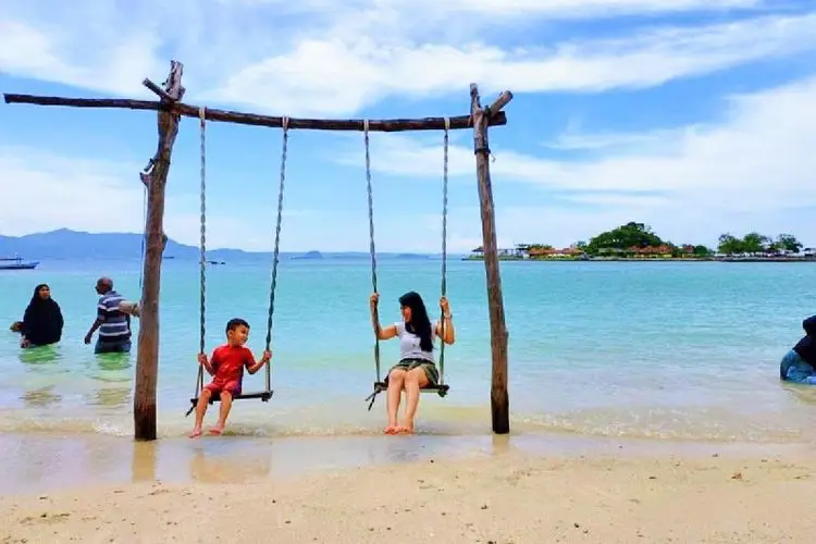 Keluarga menikmati liburan di Bandar Lampung