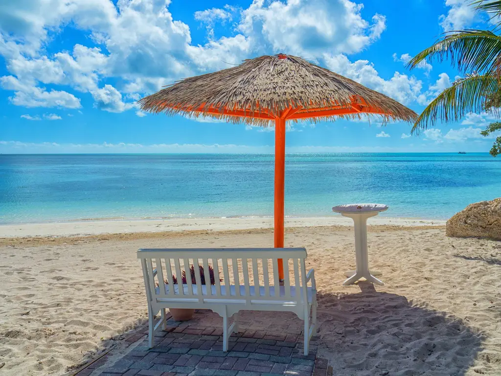 Gambar pantai ramai di musim ramai