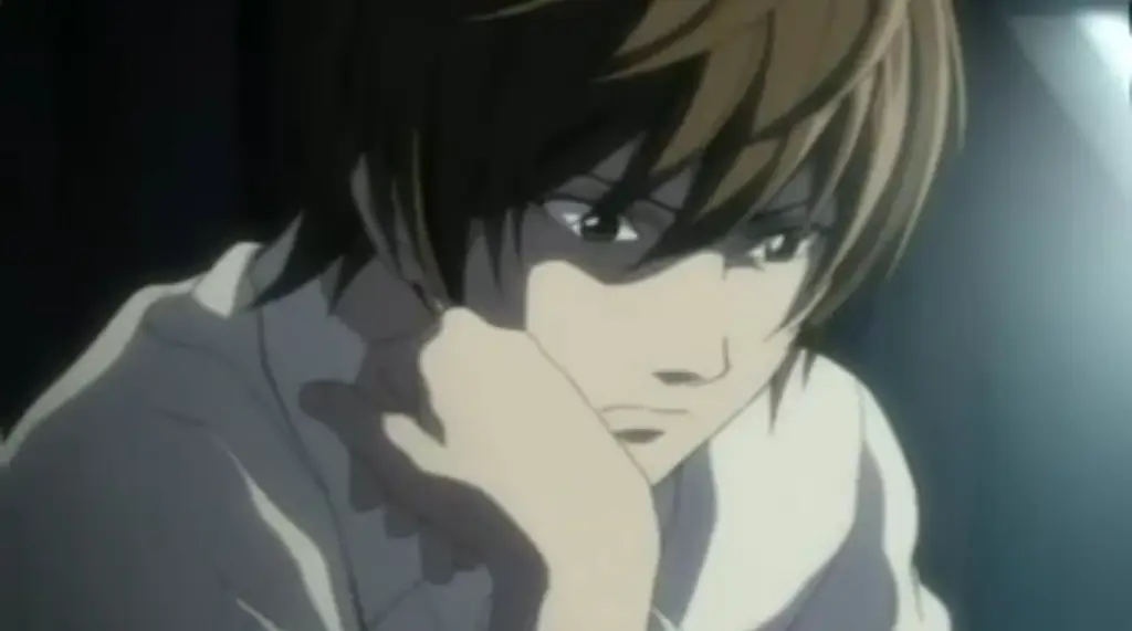 Gambar Light Yagami memegang Death Note