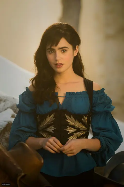 Lily Collins sebagai Putri Salju dalam film Mirror Mirror