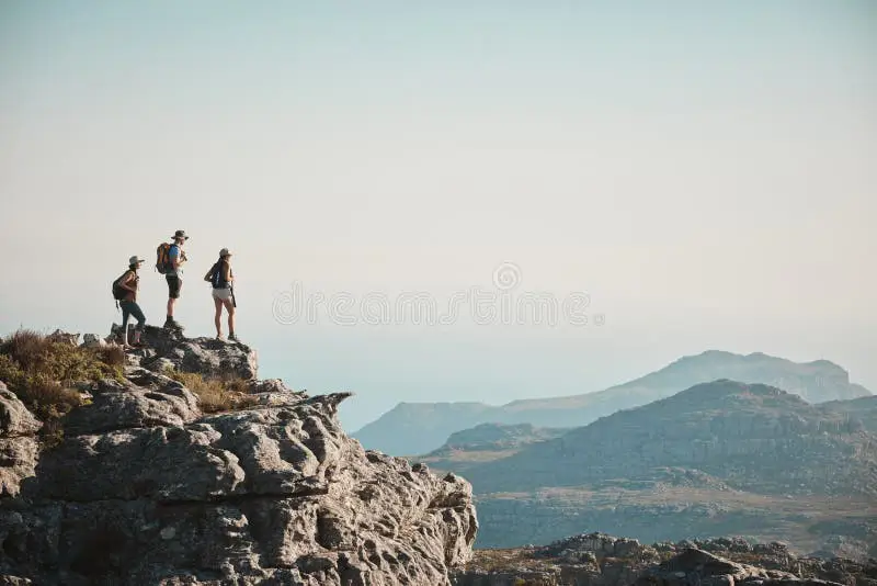 Sebuah gambar yang menampilkan lima orang sahabat sedang mendaki gunung