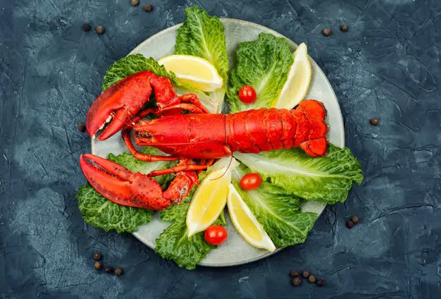 Lobster merah yang sedang dimasak