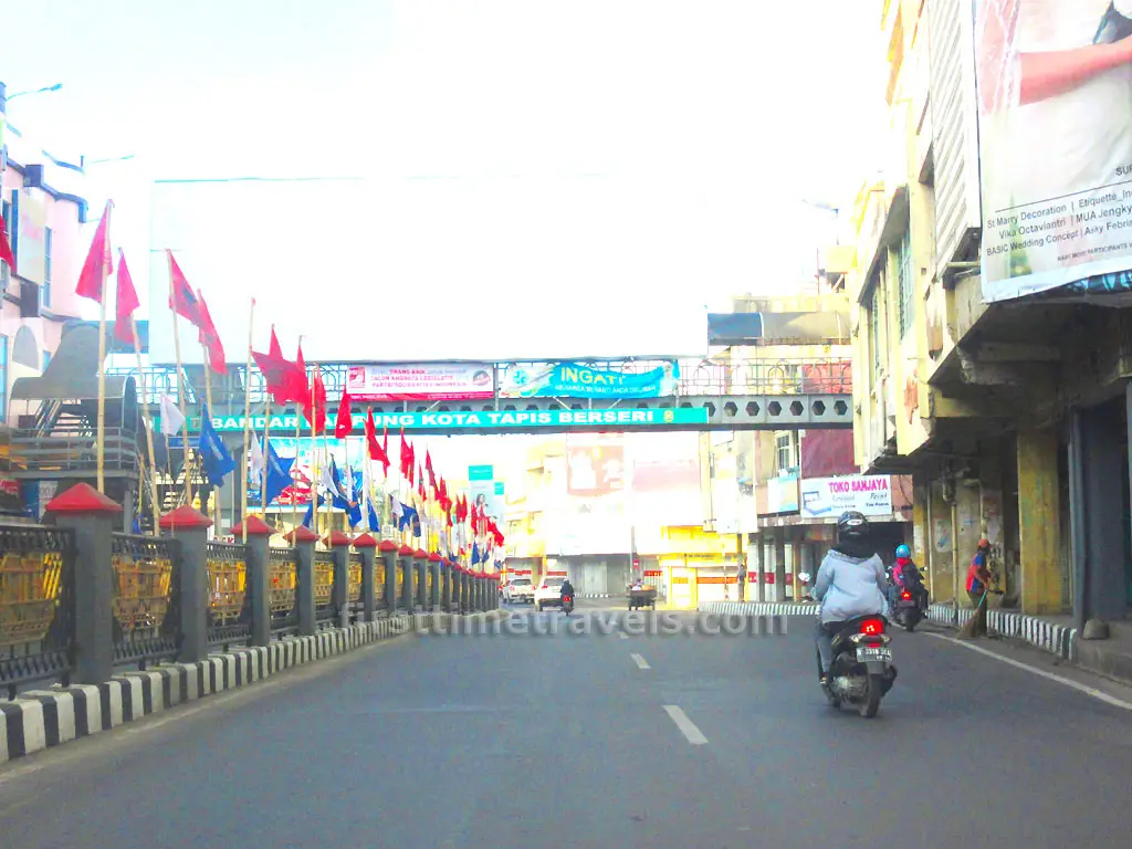 Jalan raya ramai di Bandar Lampung