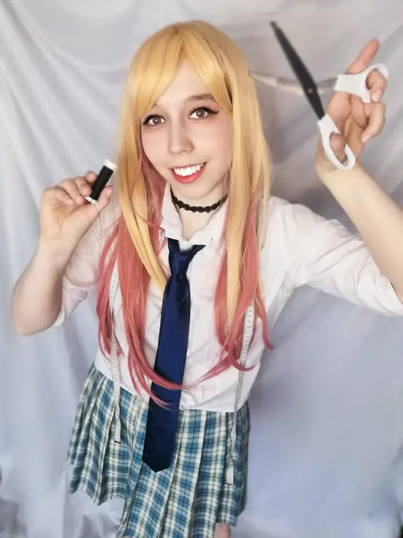 Foto cosplay Marin Kitagawa yang memukau