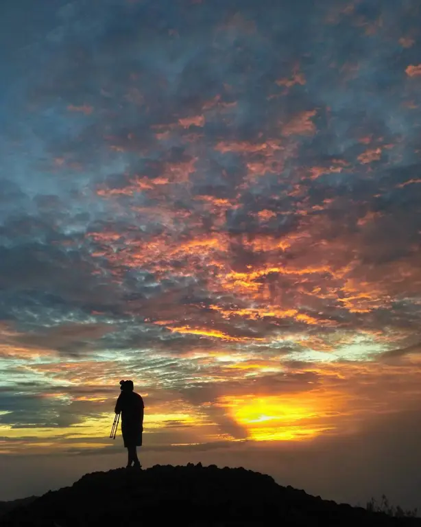 Pemandangan matahari terbenam dari Puncak Mas