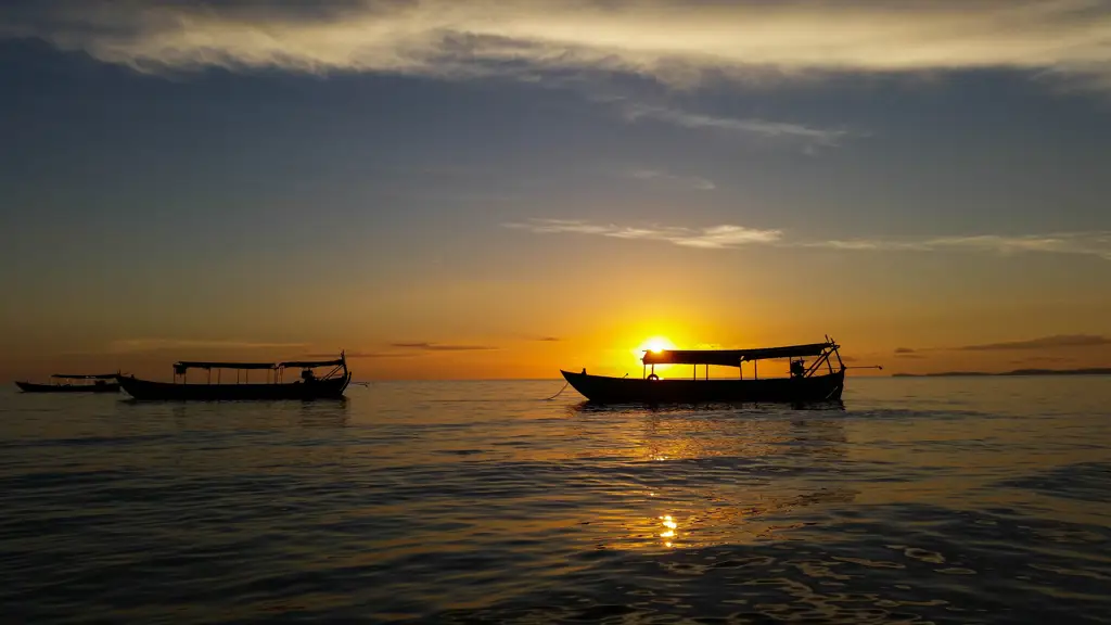 Pemandangan matahari terbenam di pantai Sihanoukville