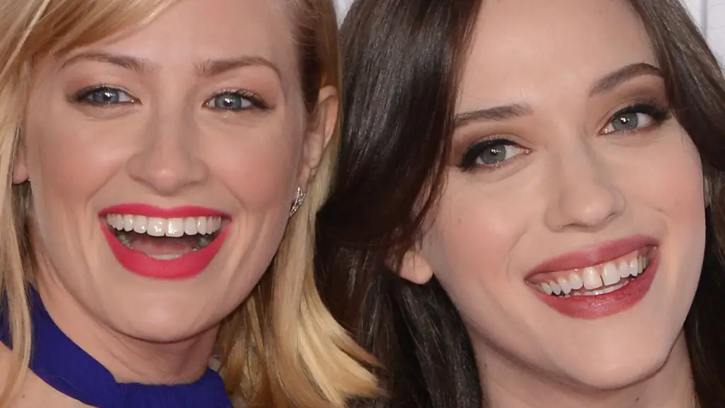 Foto Kat Dennings dan Beth Behrs sebagai Max dan Caroline