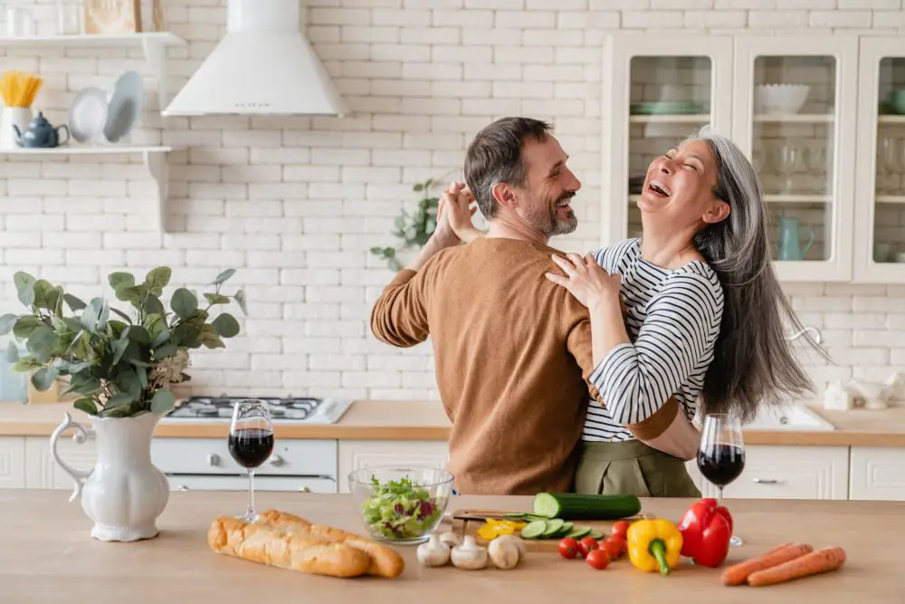 Pasangan sedang memasak bersama di dapur