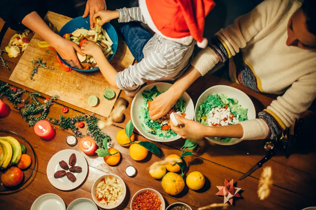 Gambar keluarga sedang memasak bersama di dapur