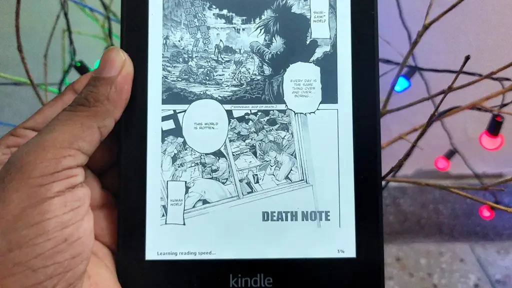 Seseorang membaca manga di tablet