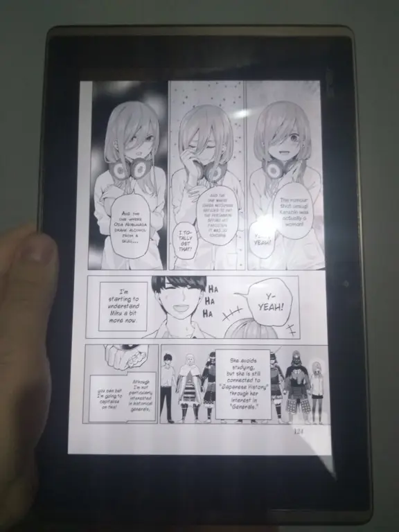 Seseorang membaca manga di tablet