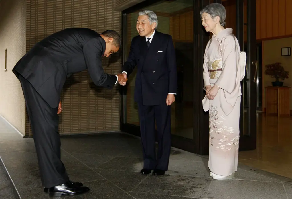 Gambar seseorang membungkuk dalam gaya Jepang