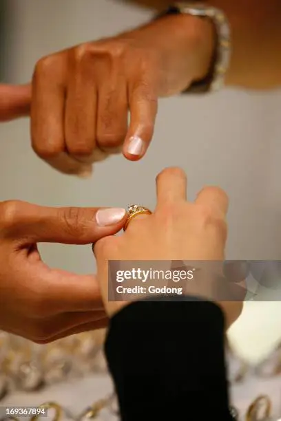 Pasangan memilih cincin pernikahan bersama