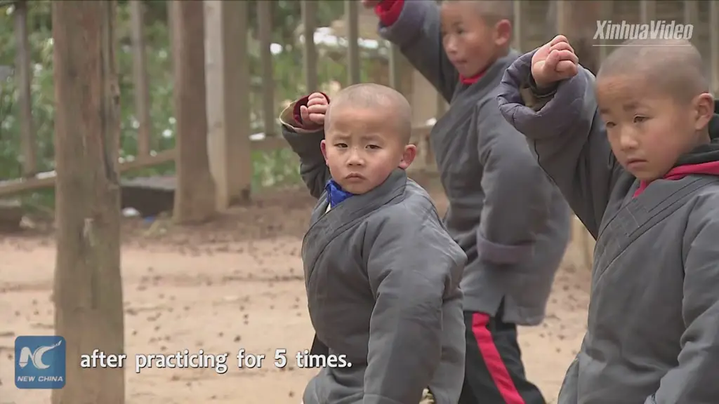 Seorang instruktur mengajarkan kungfu pada anak-anak