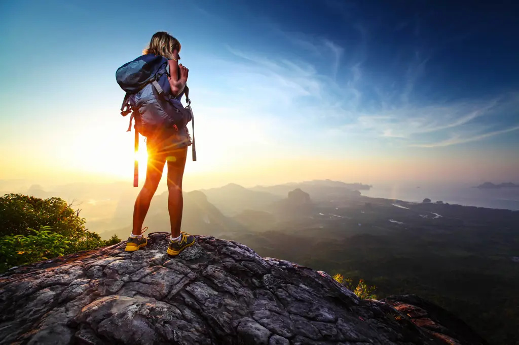 Seorang wanita muda sedang melakukan perjalanan backpacking