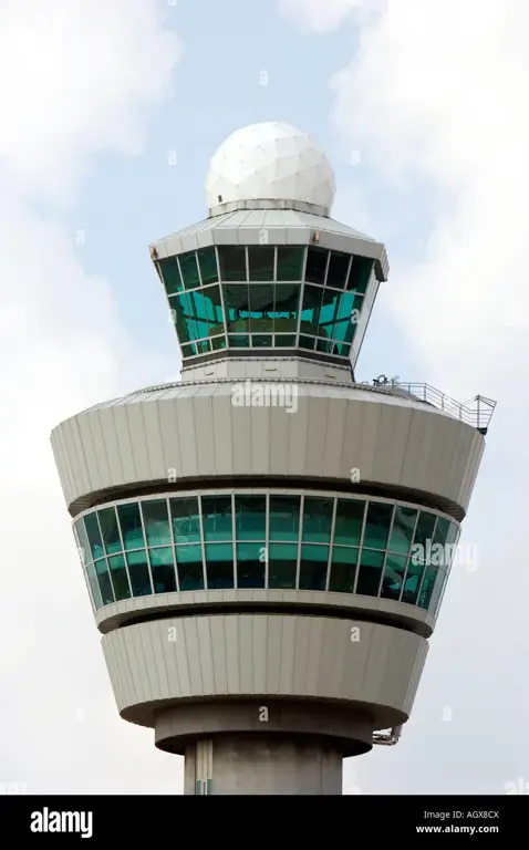 Menara Pengawas Bandar Udara yang Menjulang Tinggi