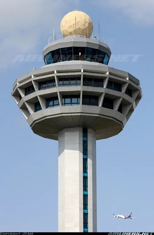 Gambar menara pengawas Bandar Udara Internasional Sisingamangaraja XII