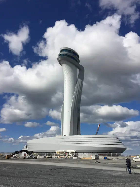 Menara pengawas bandara yang tinggi