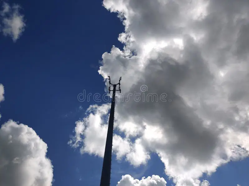 Gambar menara tinggi menjulang ke langit