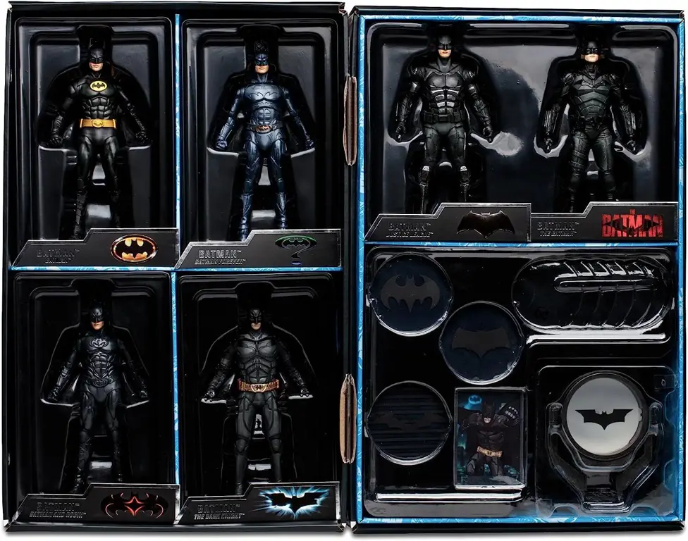 Koleksi figur Batman yang tertata rapi di etalase