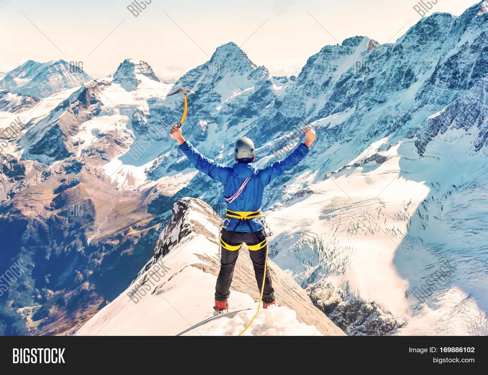 Pendaki gunung mencapai puncak gunung