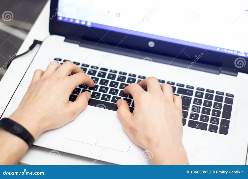 Seseorang menggunakan laptop untuk mencari online