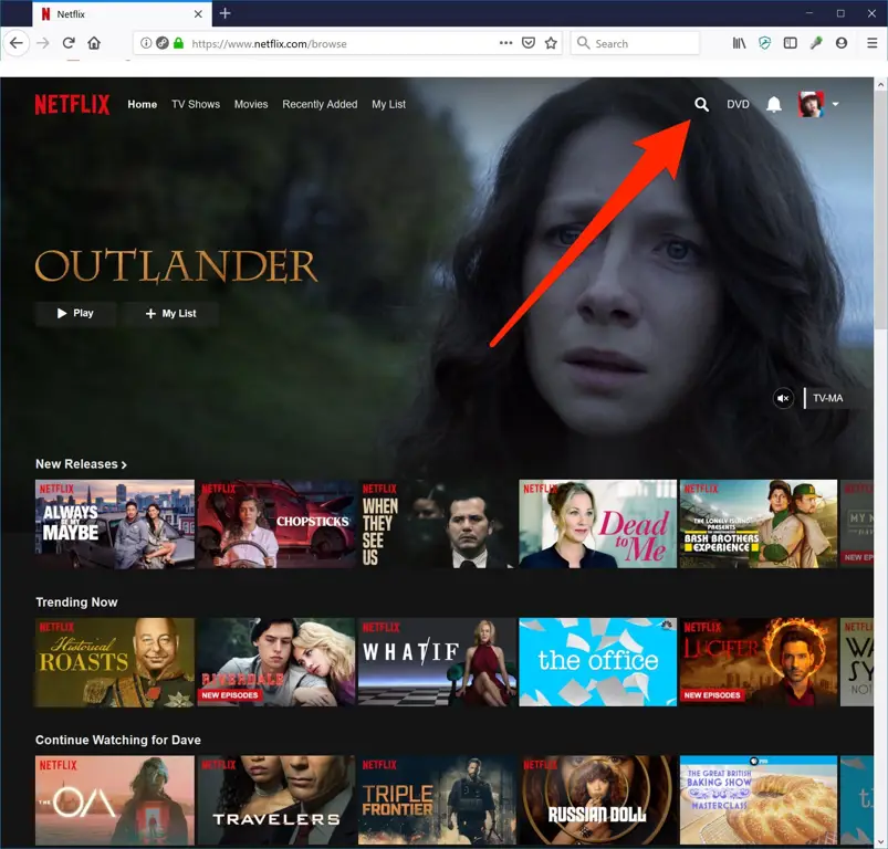 Mencari informasi film secara online Seseorang mencari informasi film di internet