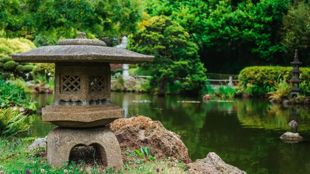 Orang yang bersantai di taman Jepang yang indah