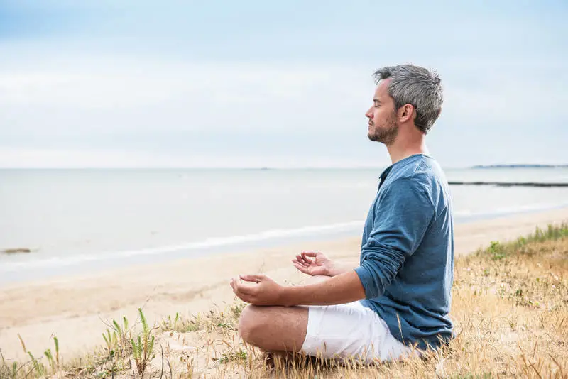 Gambar seorang pria kaya yang sedang bermeditasi