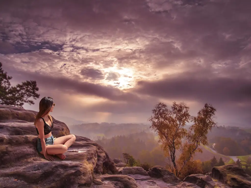 Seseorang bermeditasi di tengah alam