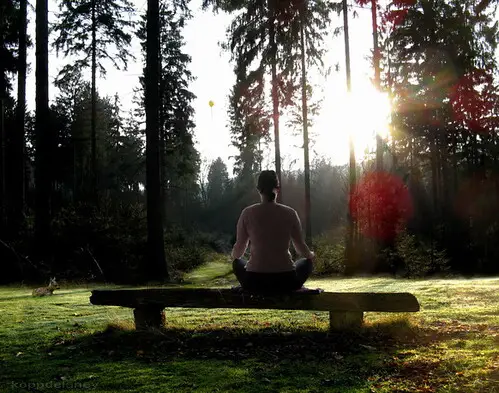 Orang yang tenang sedang bermeditasi di luar ruangan