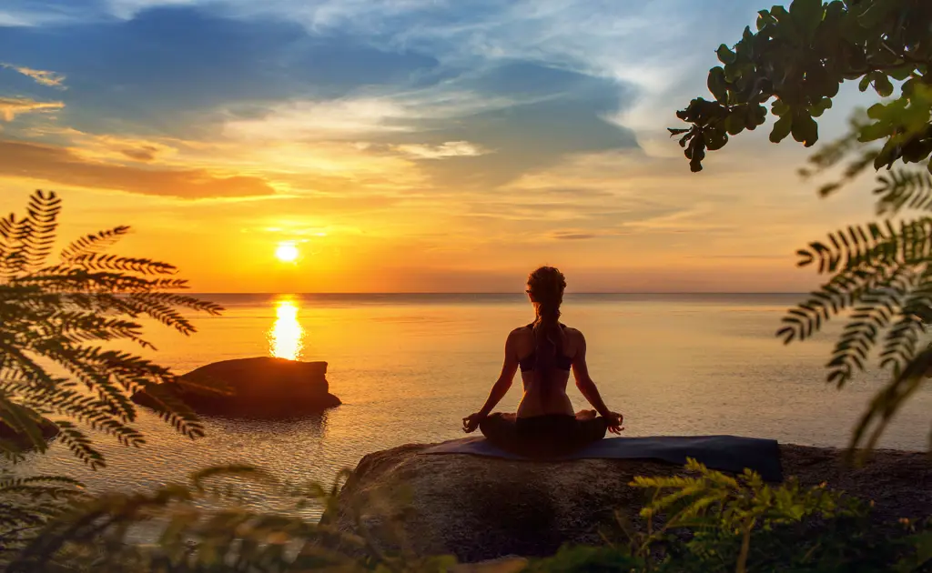 Seseorang sedang berlatih yoga dan meditasi untuk mencapai ketenangan