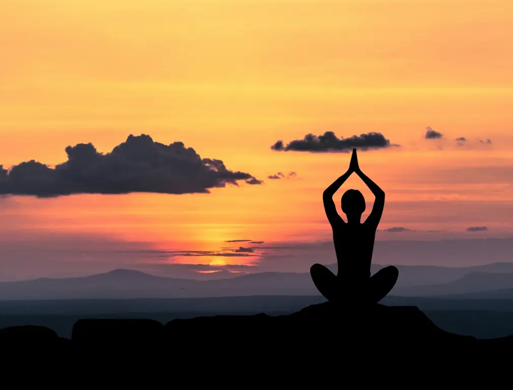 Seseorang sedang bermeditasi dan melakukan yoga