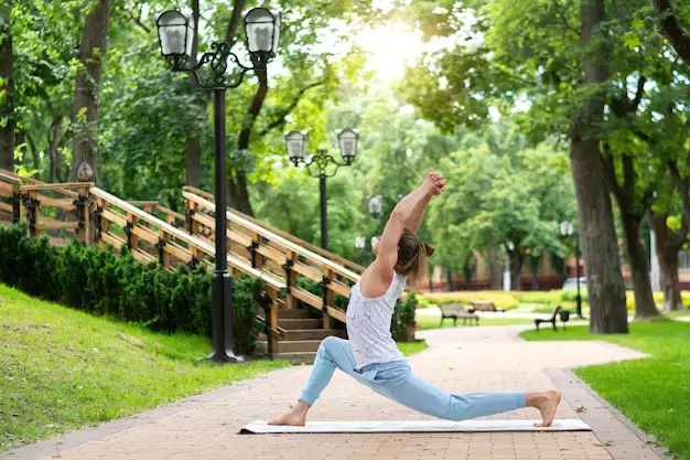 Seseorang sedang melakukan yoga di taman kota