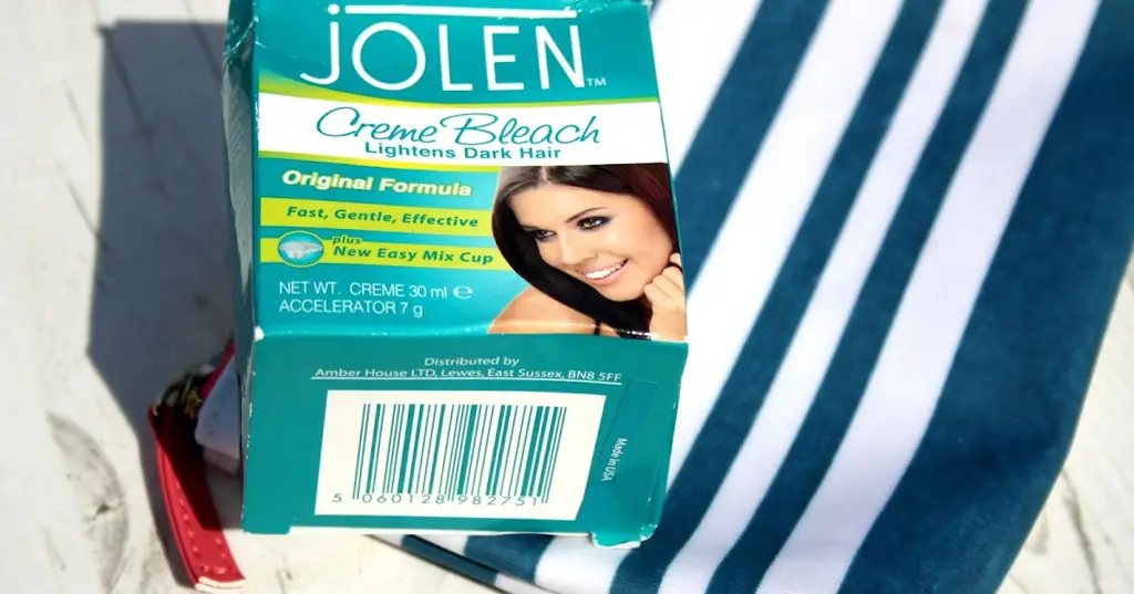 Wanita mengaplikasikan Jolen creme bleach