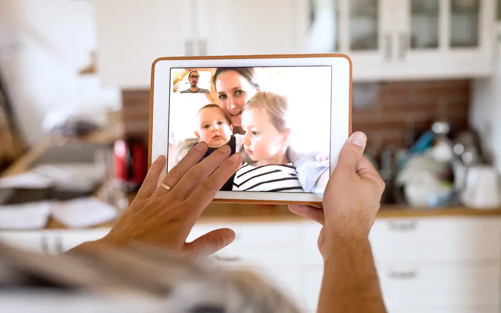 Gambar keluarga melakukan video call