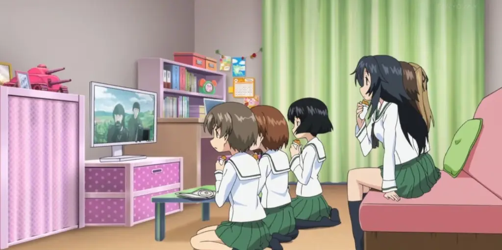 Gambar beberapa karakter anime menonton televisi bersama-sama