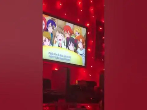 Menonton anime bersama teman-teman