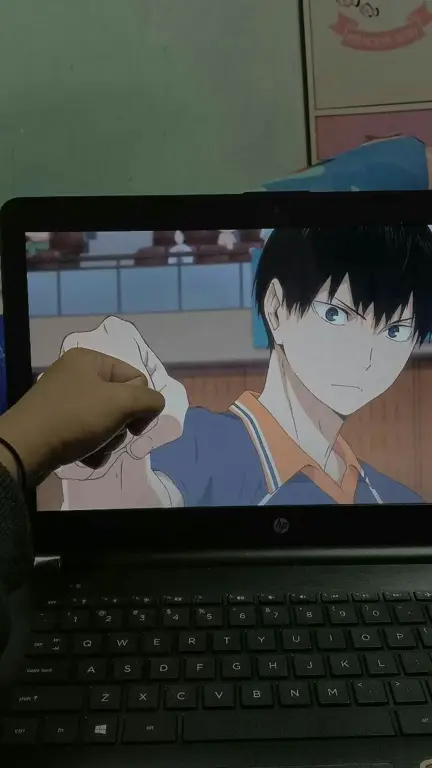 Seseorang menonton anime di laptop