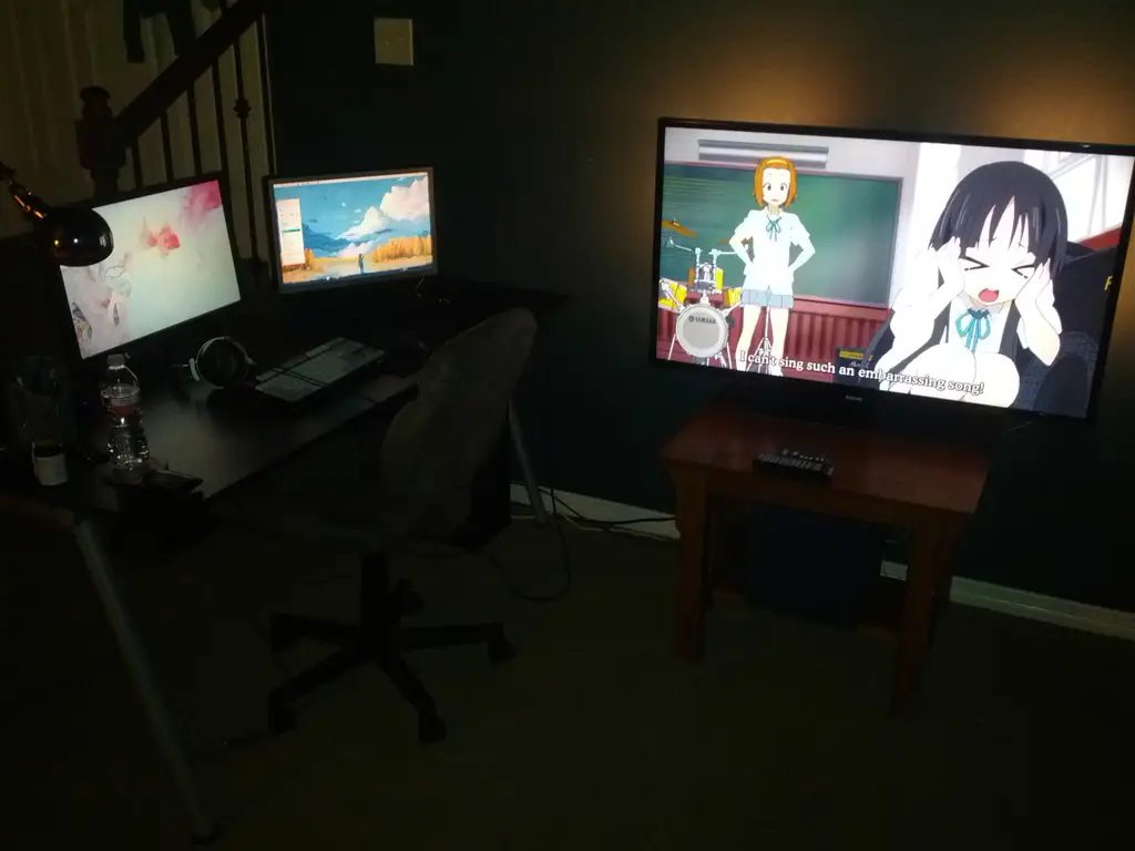 Seseorang menonton anime di laptopnya