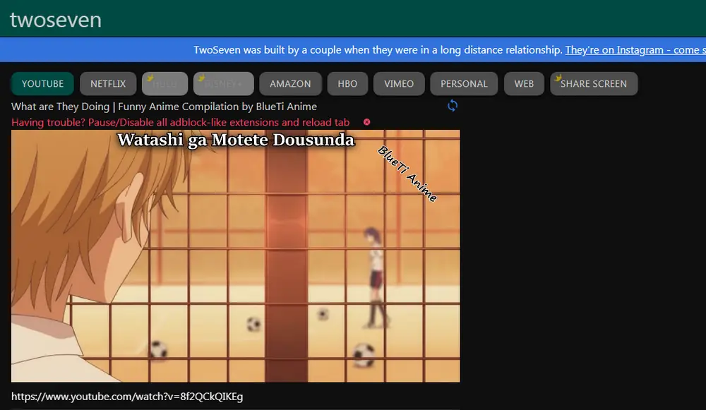 Menikmati anime dengan teman-teman Menonton anime bersama teman