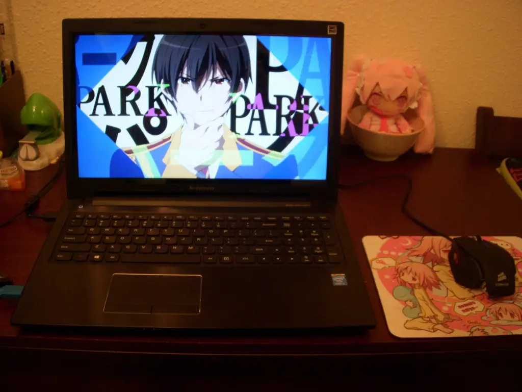 Seseorang menonton anime di laptopnya dengan nyaman