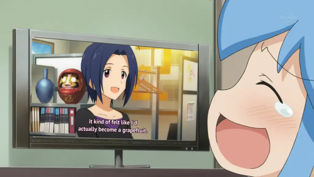 Menikmati Anime Gambar penggemar anime yang sedang menonton anime dengan gembira