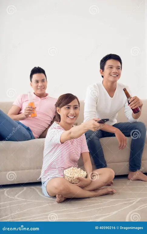 Gambar teman-teman menonton TV bersama dengan gembira