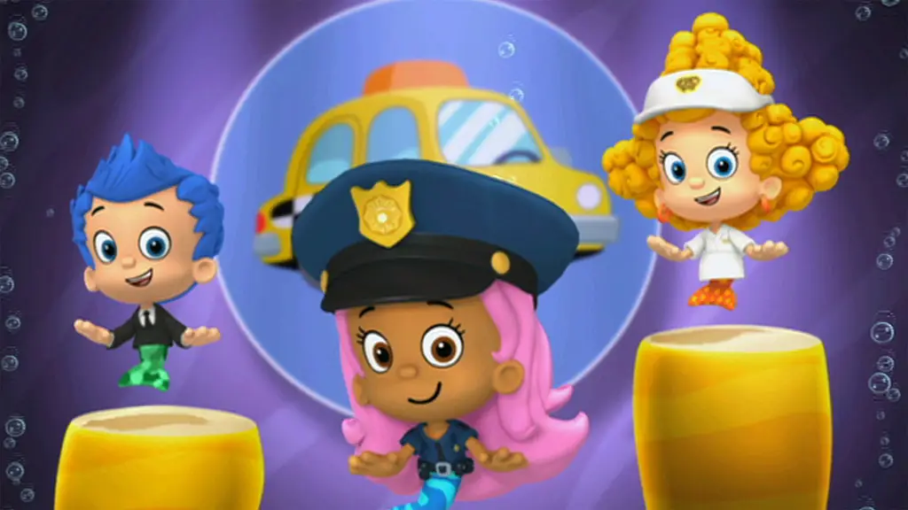 Seorang anak menonton Bubble Guppies di televisi.